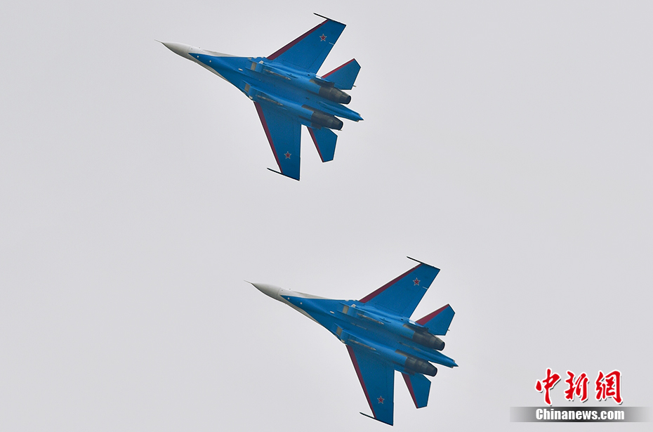 俄罗斯“勇士”及“雨燕”飞行表演队