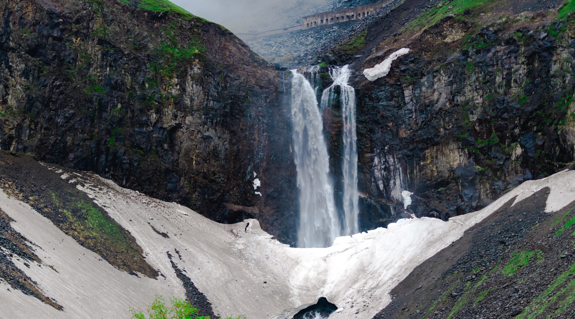 长白瀑布封面图