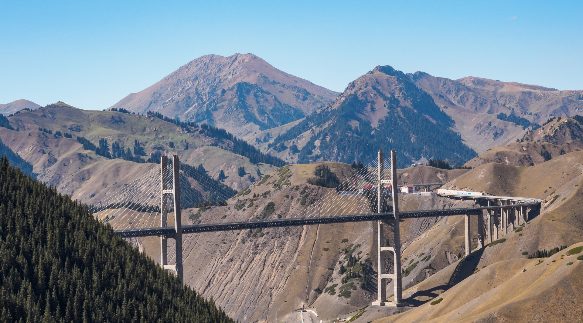 果子沟大桥封面图