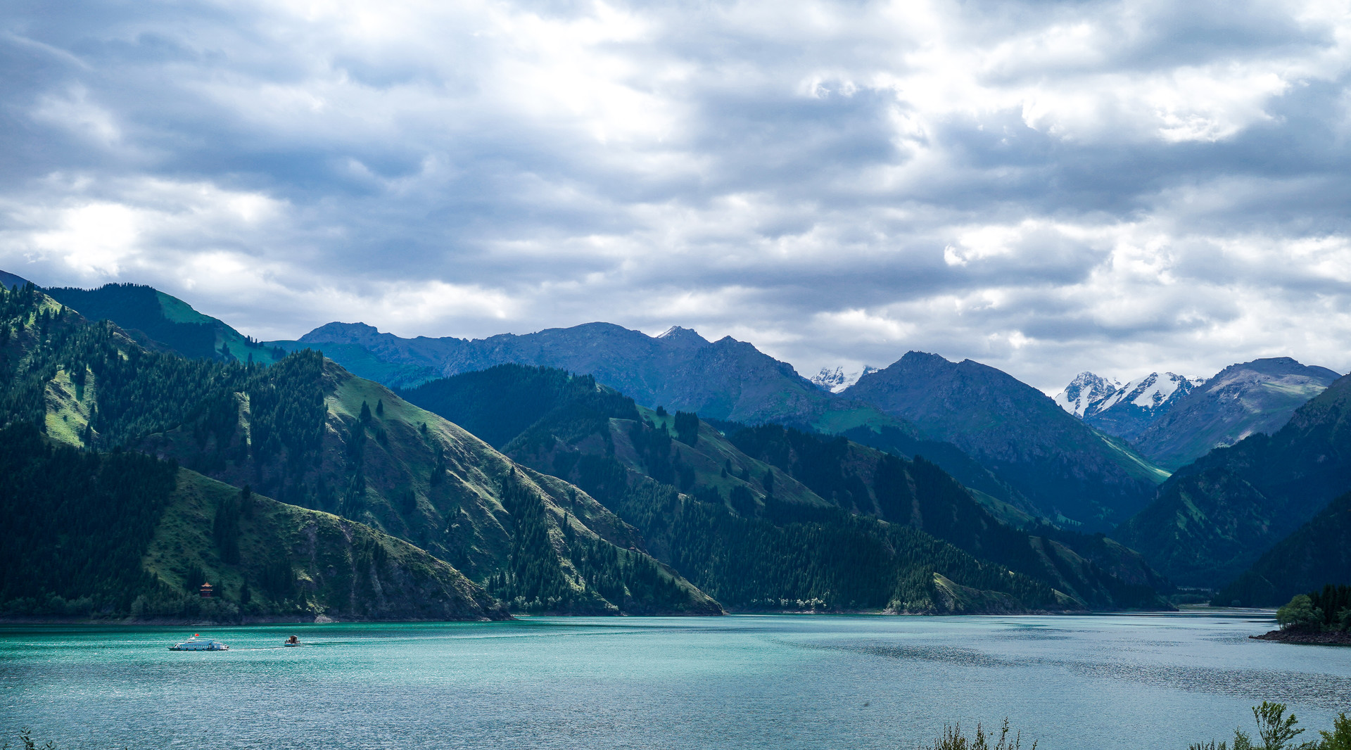 天山天池风光封面图