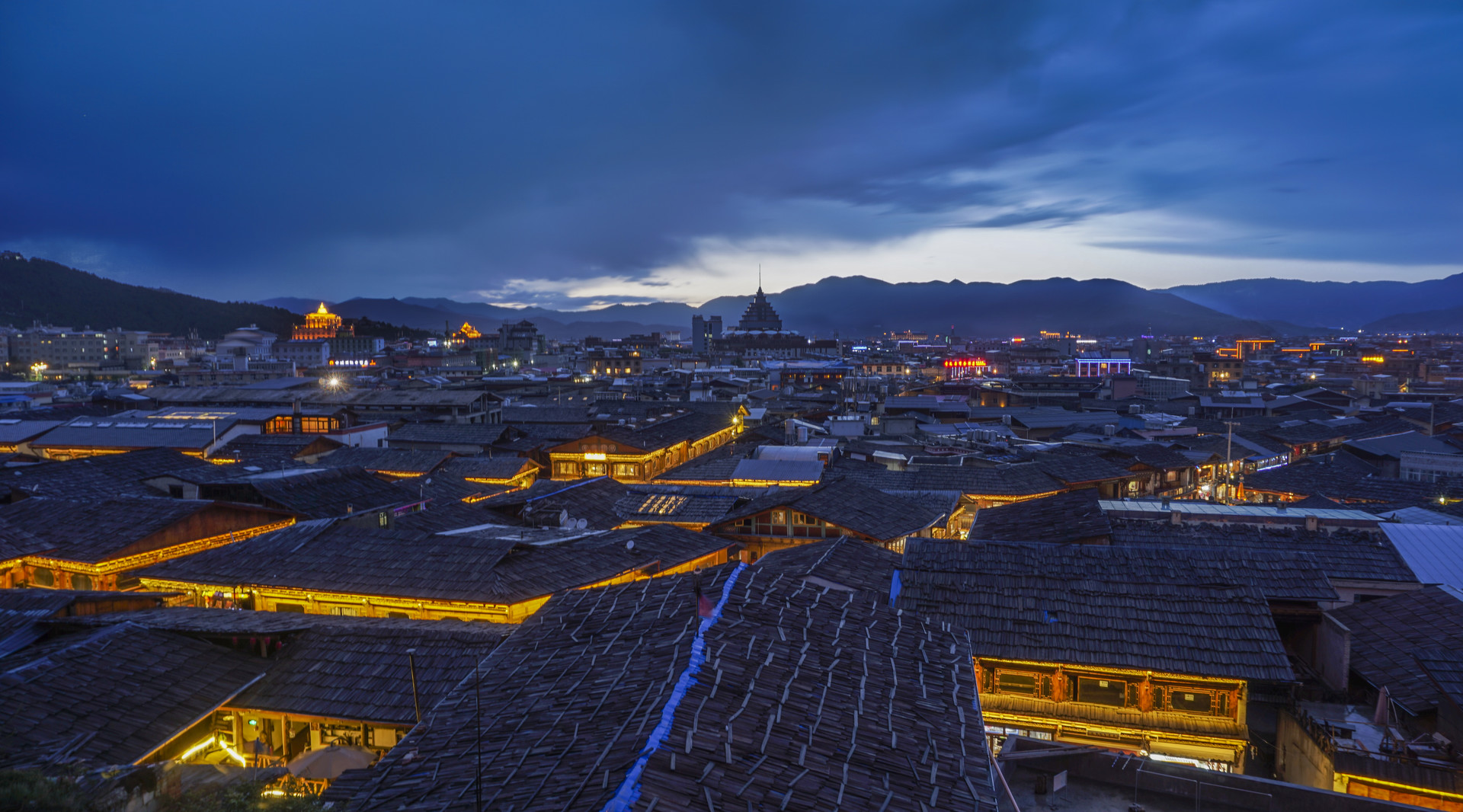 独克宗古城封面图