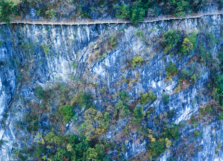 峡天下悬崖绝壁栈道封面图
