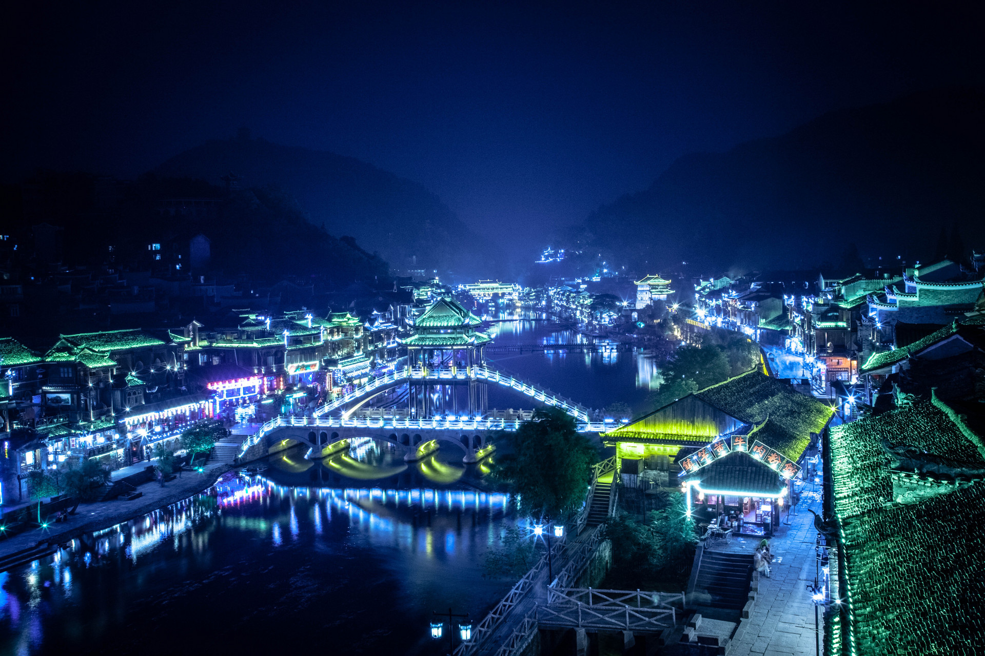 凤凰古城沱江夜景封面图