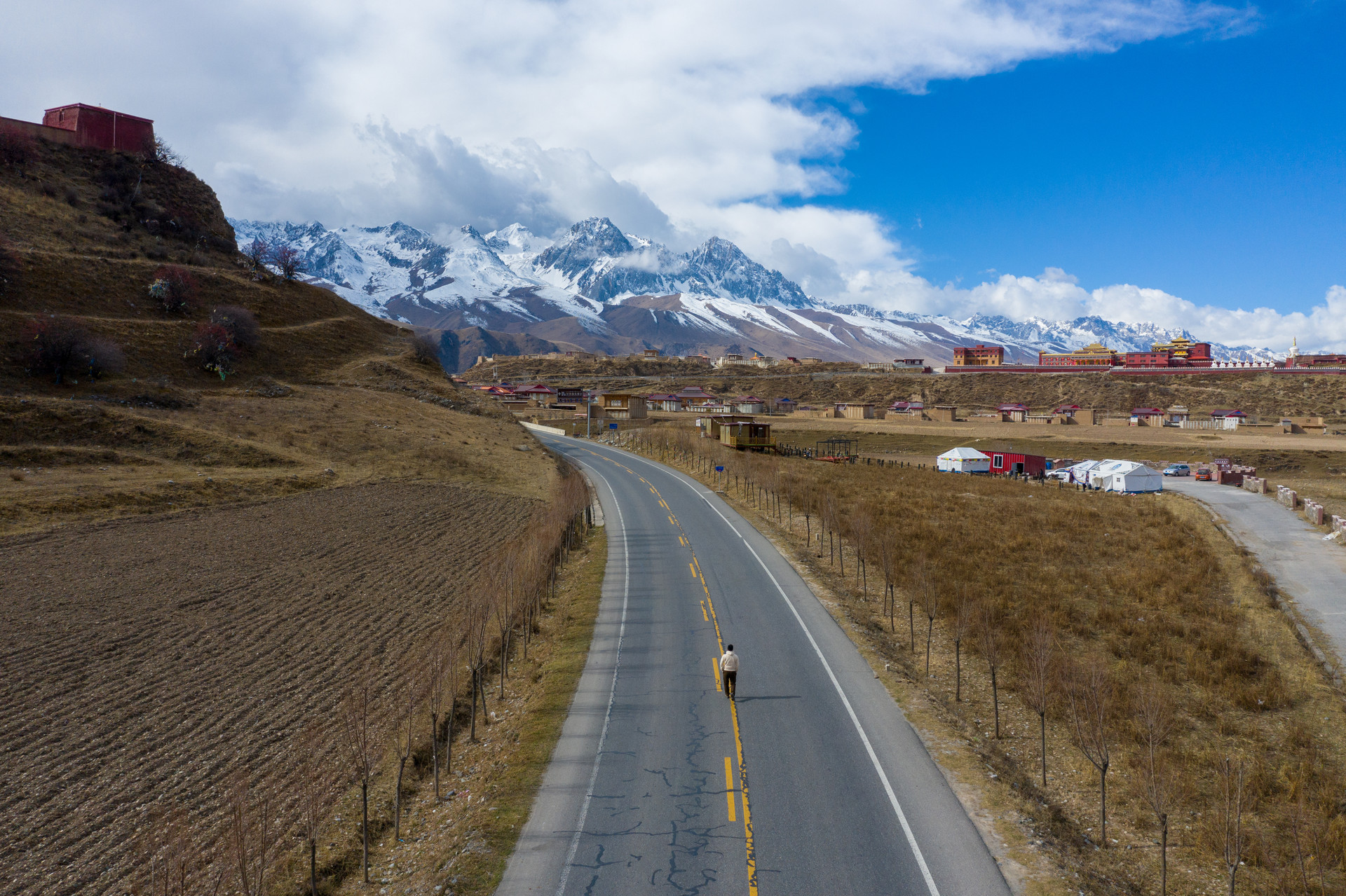 航拍公路封面图