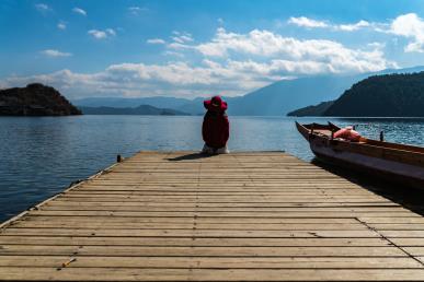 景点：泸沽湖背影